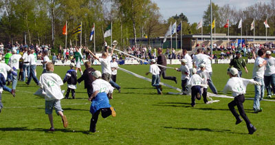 De jeugd van Sportclub Genemuiden neemt bezit van het veld na het 2e doelpunt (Foto Helmich Lubberts)